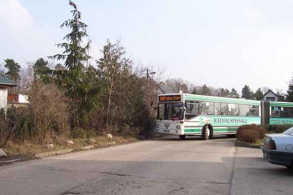 Obus-Ersatzverkehr auf der Linie 861 beim Abbiegen vom Clara-Zetkin-Weg in den Rosenberg