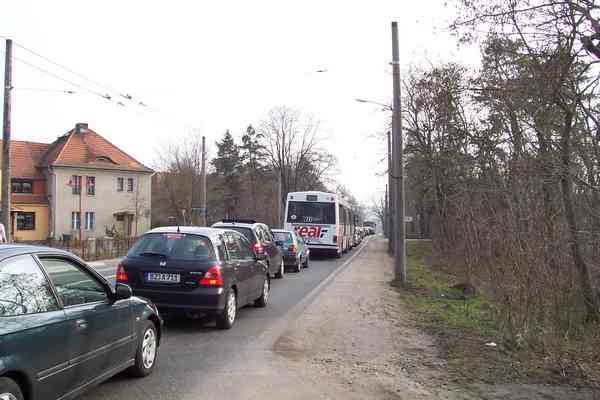 Obus-Ersatzverkehr auf der Linie 861 auf der Bundesstraße 2 in Höhe der Dr. Gillwald-Höhe