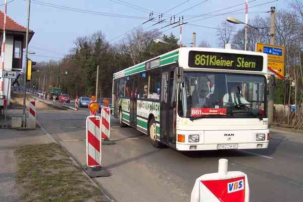 Obus-Ersatzverkehr auf der Linie 861 beim Passieren der Baustelle am Bahnübergang Forsthaus in Richtiung Leibniz-Viertel