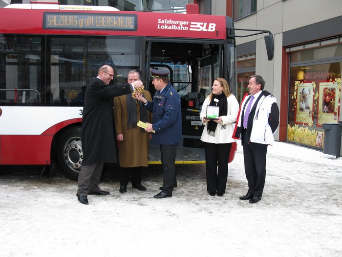 Herr Mackinger, Verkehrsdirektor der Salzburg AG, übergibt symbolisch den Vorführwagen an Herrn
Wruck, Geschäftsführer der Barnimer Busgesellschaft