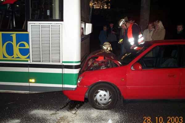 Der PKW hat sich etwa 40 cm unter das Heck des Gelenkobusses 011 geschoben.