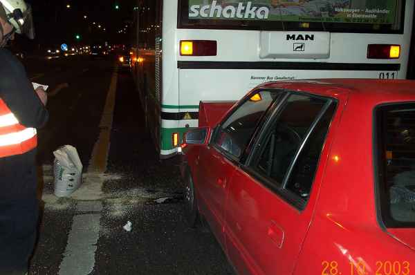 Durch austretendes Kühlwasser und Batteriesäure des PKW wurde die Fahrbahn verschmutzt.
