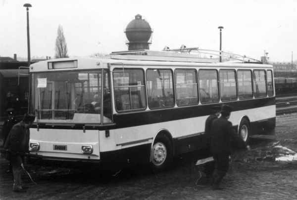 Obus vom tschechischen Typ SKODA 14 Tr03 bei der Entladung auf dem
Güterbahnhof Eberswalde im Januar 1984