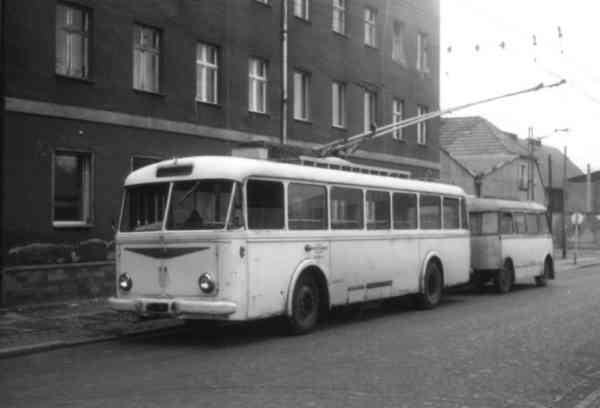Obus Nr. 11(II) vom tschechischen Typ ŠKODA 8 Tr6 mit einem Anhänger vom deutschen Typ
W 701 (verschrottet)