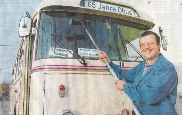 Frisch geputzt ins Jubiläum: Dirk Dornfeldt reinigt schon mal einen ŠKODA 9 Tr.