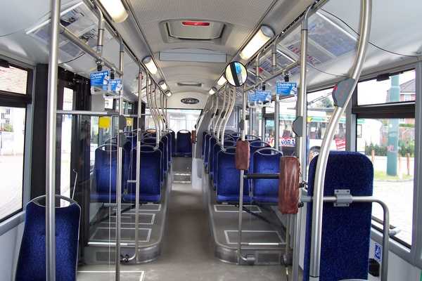 Fahrgastraum des Obusse vom Typ Solaris Trollino 15 AC
