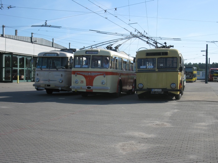 Die für Sonderfahrten aufgestellte Flotte: Skoda 9 Tr, Skoda 8 Tr und älteste fahrbereite Obus Deutschlands, der SSW-DB 45/47
