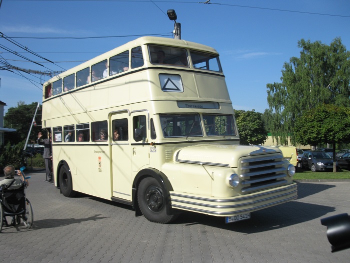 "Hugo", ein Berliner Doppeldecker vom Typ DO 54 trifft ein