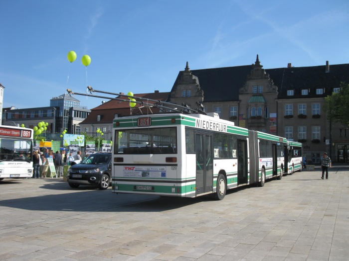 Gelenkobus 011, 029 und 038 bereits in Position auf dem Eberswalder Markt am frühen Morgen
