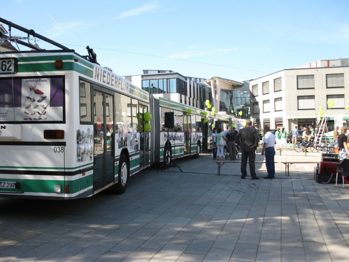 Gelenkobus 038 mit alten Obus-Fotos versehen, der Aufbau läuft auf Hochtouren