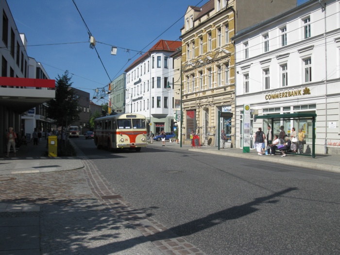 Škoda 8 Tr durchfährt die Fahrleitungsweiche am Markt in Richtung Nordend