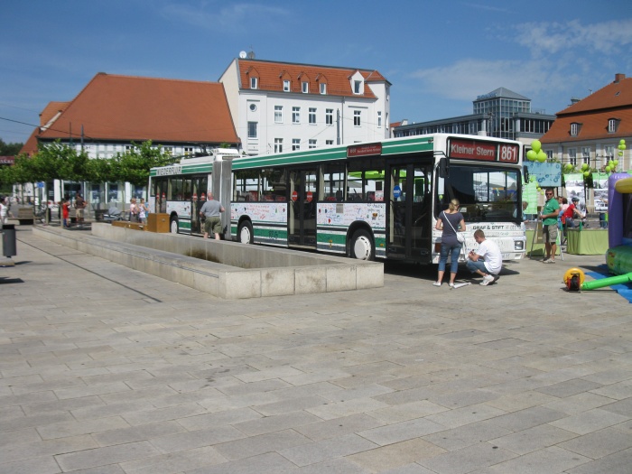 Gelenkobus 011 wird fleißig beschriftet