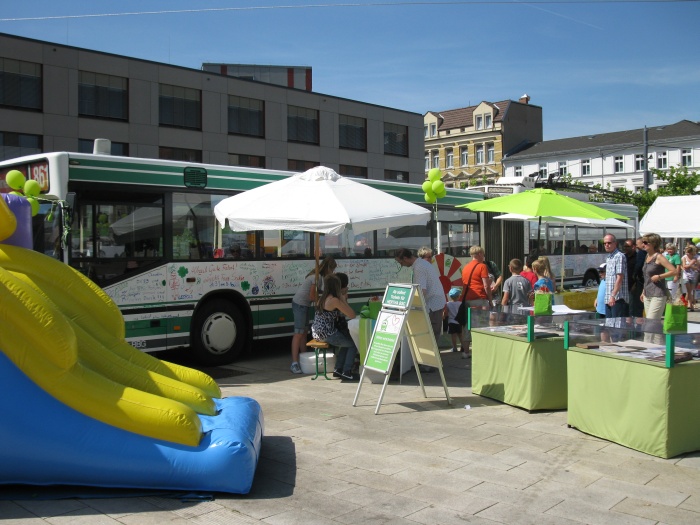 Die Mitarbeiterinnen und Mitarbeiter der BBG waren bei 30° C und wenig Schatten manchmal nicht zu beneiden, trotzdem volle Aktion, im Hintergrund Gelenkobus 011