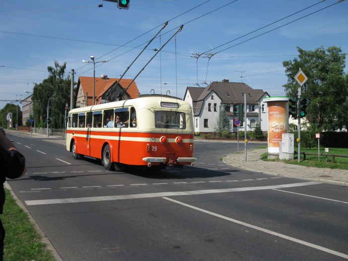 Vorbeifahrt des Škoda 8 Tr an der Haltestelle und Wendestelle Boldtstraße in Richtung Finow
