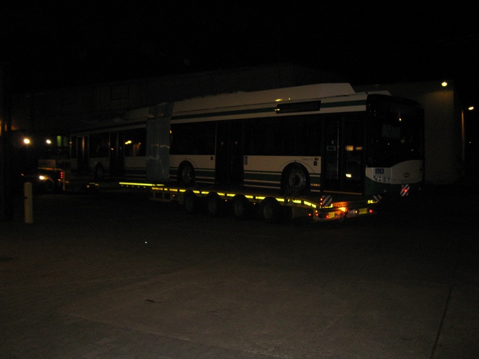 Polnischer LKW-Tieflader mit Fracht und Begleitfahrzeug auf dem Betriebshof Eberswalde/Nordend