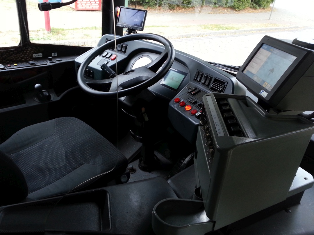 Gelenkobus Nr. 051 vom polnischen Typ Solaris Trollino 18 AC - Fahrerplatz