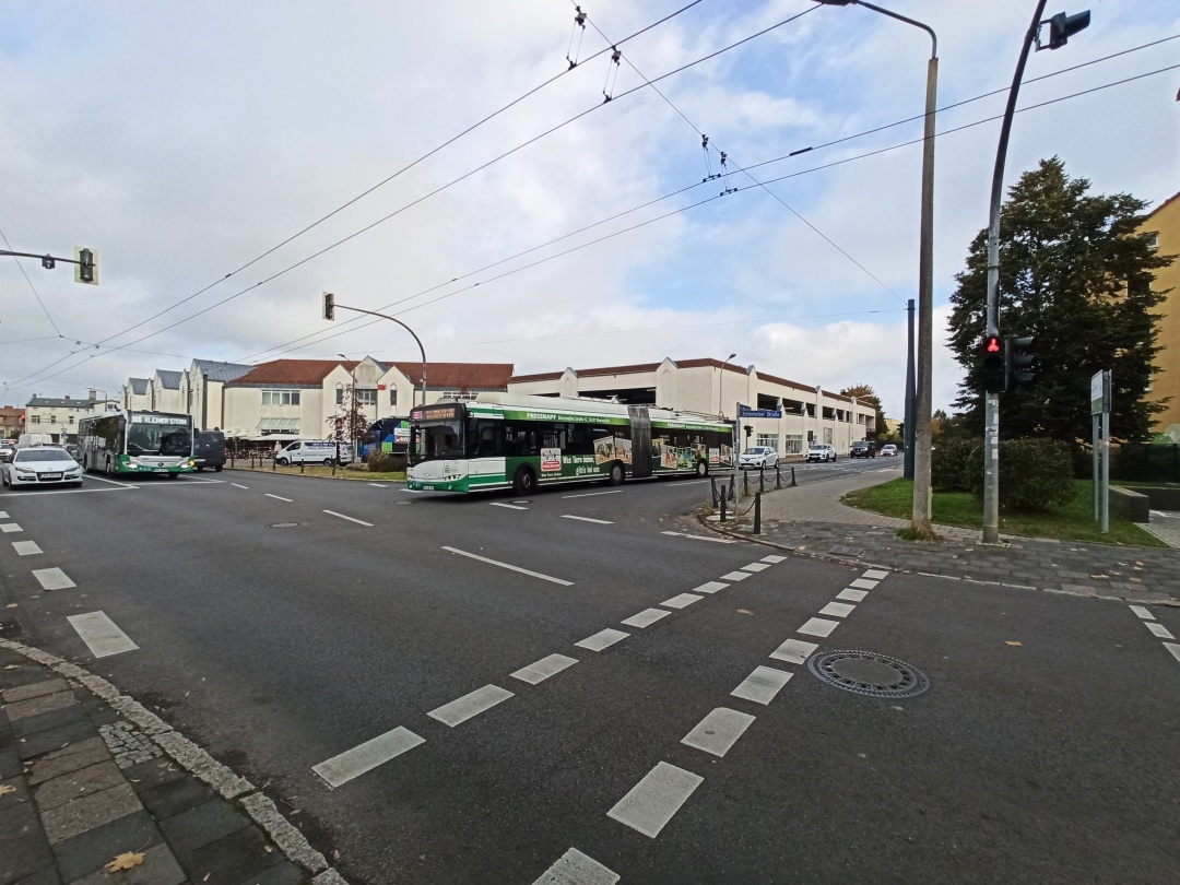 Gelenkobus 051 auf der Kreuzung Fritz-Weineck-Straße/Schönholzer Straße