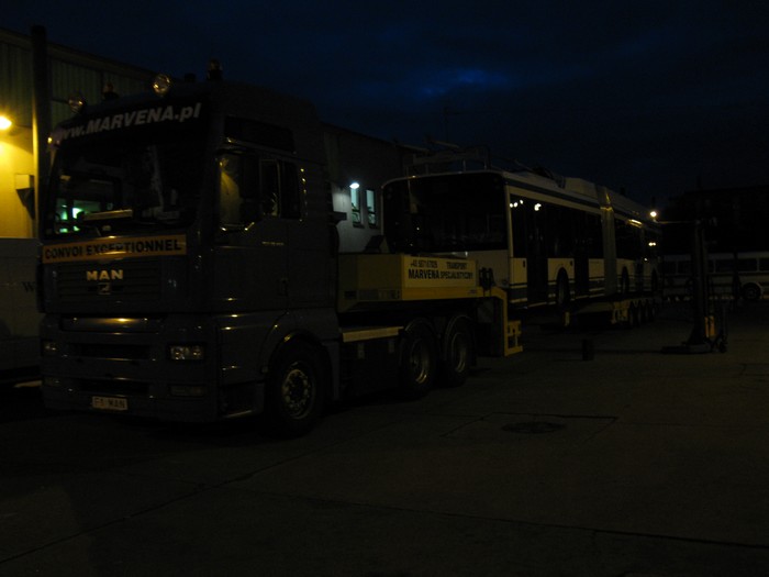 Polnischer LKW-Tieflader mit seiner wertvollen Fracht auf dem Betriebshof Eberswalde/Nordend