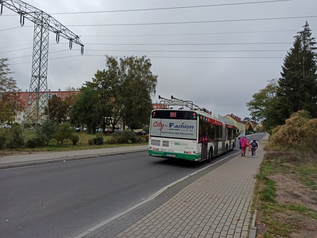 Abfahrt des Gelenkobusses 052 von der Ersatzhaltestelle Fritz-Weineck-Straße Nord in Richtung Finow Schönholzer Straße