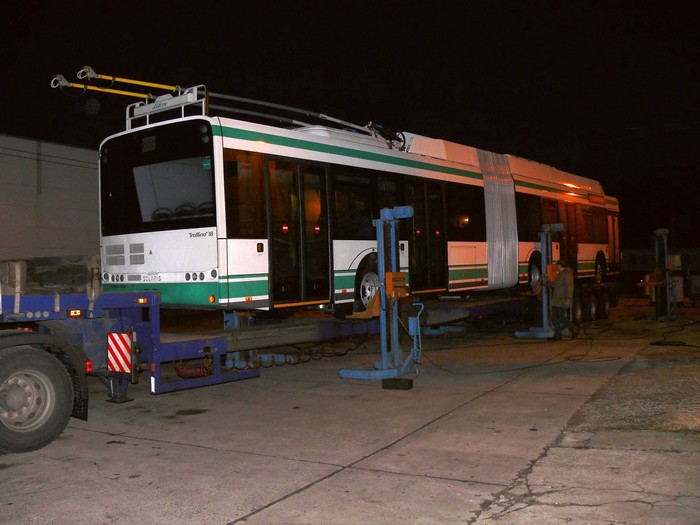 Polnischer LKW-Tieflader mit seiner wertvollen Fracht auf dem Betriebshof Eberswalde/Nordend