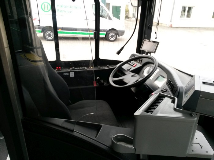 Gelenkobus Nr. 053 vom polnischen
Typ Solaris Trollino 18 AC - Fahrerplatz
