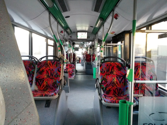 Gelenkobus Nr. 053 vom polnischen
Typ Solaris Trollino 18 AC - Innenansicht von hinten nach vorn