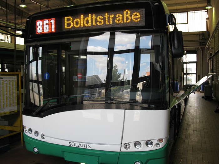 Gelenkobus 054 vom polnischen Typ Solaris Trollino 18 AC in der Betriebswerkstatt auf dem Betriebshof Nordend