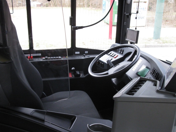 Gelenkobus Nr. 054 vom polnischen Typ Solaris Trollino 18 AC - Fahrerplatz