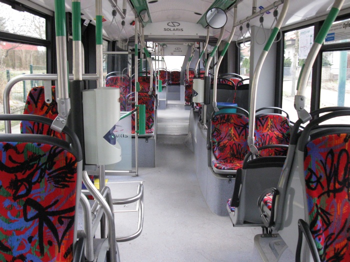 Gelenkobus Nr. 054 vom polnischen Typ Solaris Trollino 18 AC - Innenansicht von vorn nach hinten