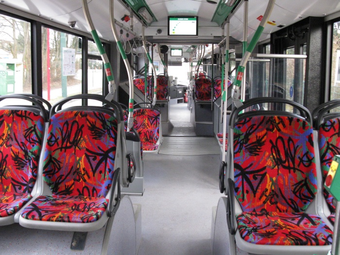 Gelenkobus Nr. 054 vom polnischen Typ Solaris Trollino 18 AC - Innenansicht von hinten nach vorn