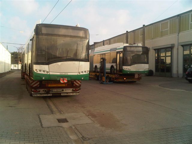 Polnische LKW-Tieflader mit wertvoller Fracht auf dem Betriebshof Eberswalde/Nordend