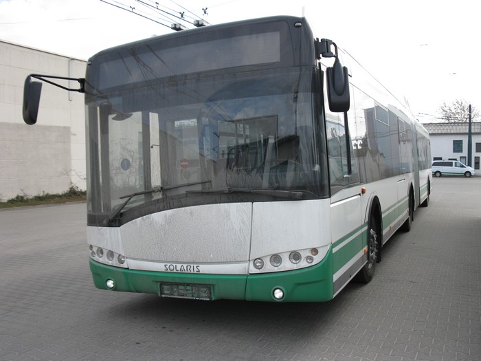 Gelenkobus 055 vom polnischen Typ Solaris Trollino 18 AC vor der Waschhalle auf dem Betriebshof Nordend
