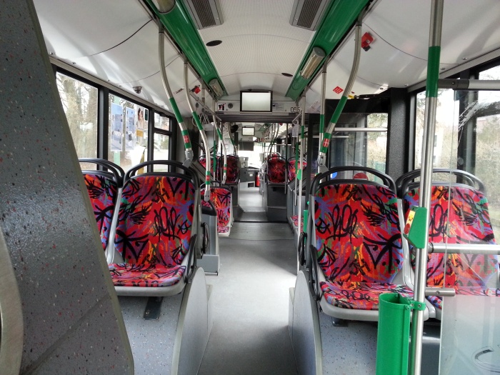 Gelenkobus Nr. 055 vom polnischen
Typ Solaris Trollino 18 AC - Innenansicht von hinten nach vorn