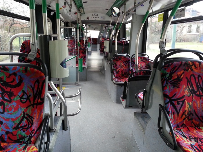 Gelenkobus Nr. 055 vom polnischen
Typ Solaris Trollino 18 AC - Innenansicht von vorn nach hinten