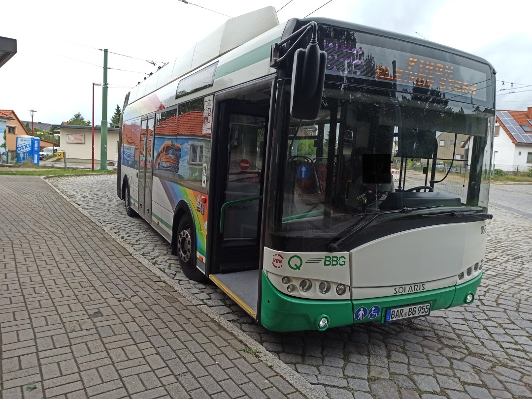 Gelenkobus Nr. 055 vom polnischen
Typ Solaris Trollino 18 AC