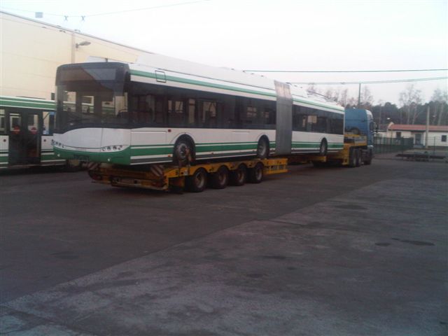 Polnischer LKW-Tieflader mit Gelenkobus 056 auf dem Betriebshof Eberswalde/Nordend