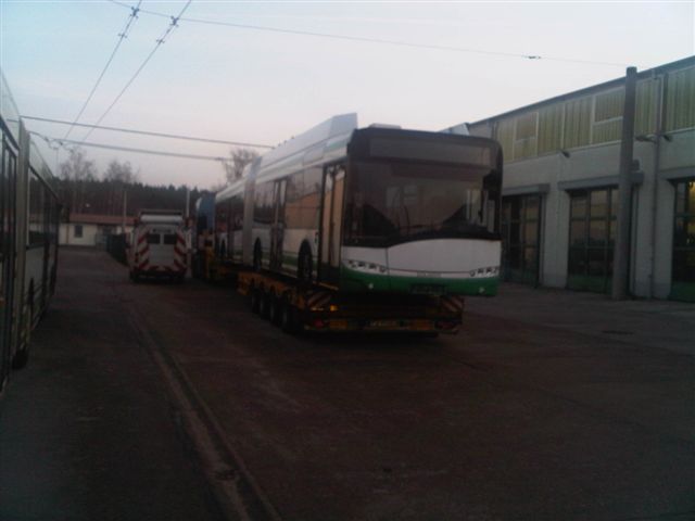 Polnischer LKW-Tieflader mit Gelenkobus 056 auf dem Betriebshof Eberswalde/Nordend