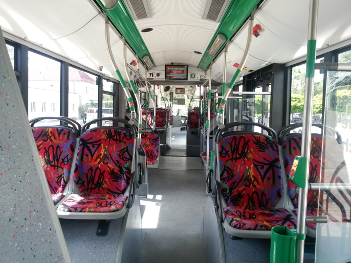 Gelenkobus Nr. 056 vom polnischen
Typ Solaris Trollino 18 AC - Innenansicht von hinten nach vorn