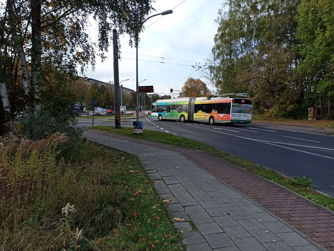 Gelenkobus 056 auf der Kreuzung Eberswalder Straße/Kopernikus-Ring in Richtung Finow Schönholzer Straße