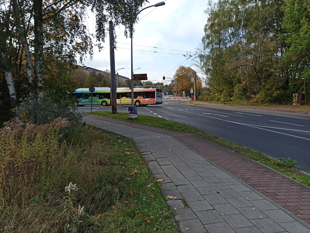 Gelenkobus 056 auf der Kreuzung Eberswalder Straße/Kopernikus-Ring in Richtung Finow Schönholzer Straße