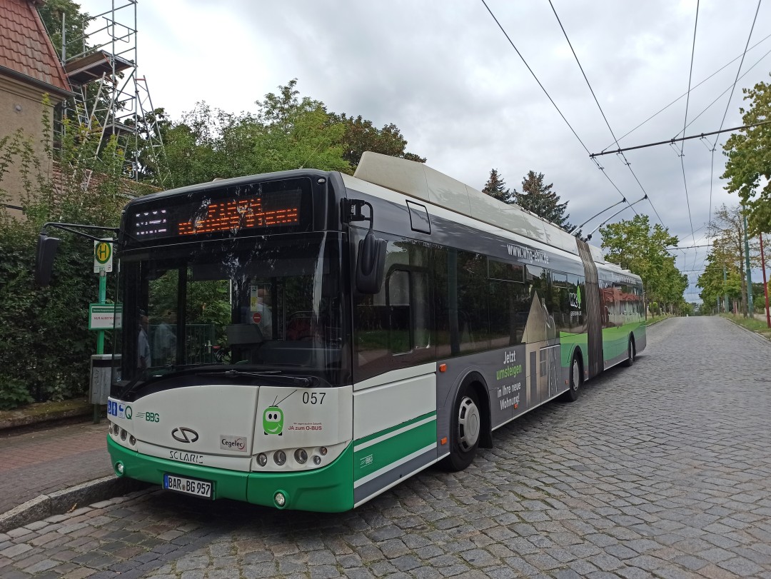 Gelenkobus Nr. 057 vom polnischen Typ Solaris Trollino 18 AC