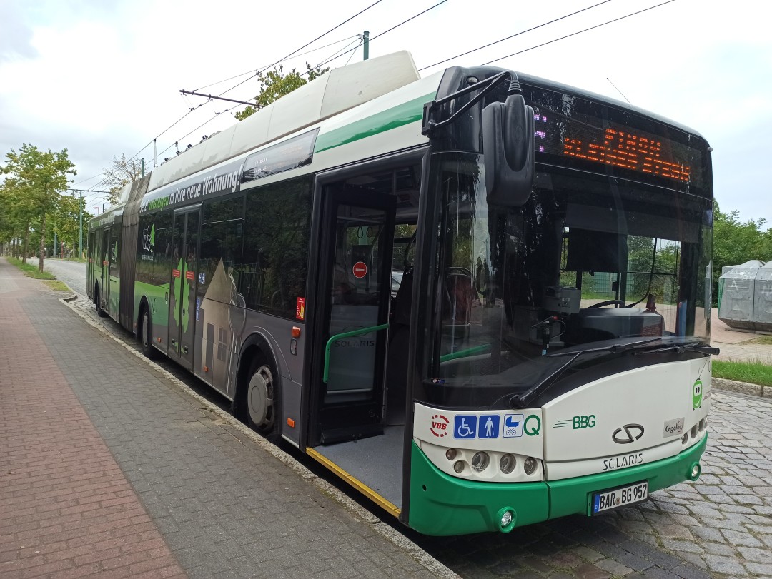 Gelenkobus Nr. 057 vom polnischenTyp Solaris Trollino 18 AC