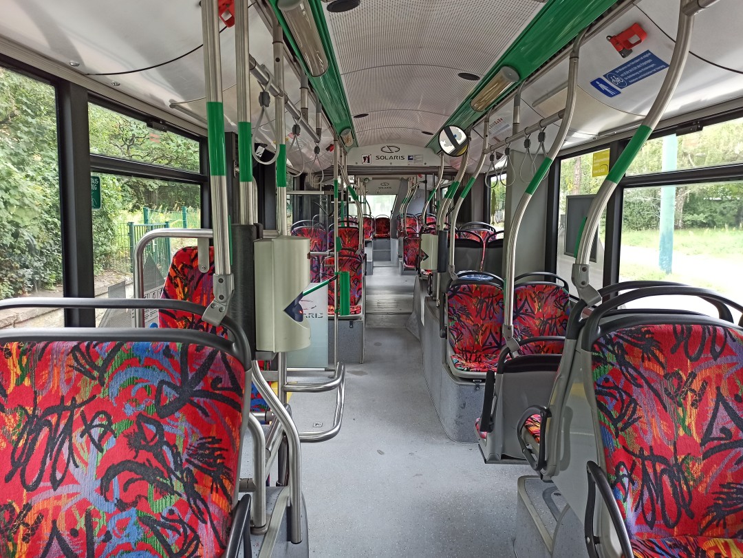 Gelenkobus Nr. 057 vom polnischen Typ Solaris Trollino 18 AC - Innenansicht von vorn nach hinten
