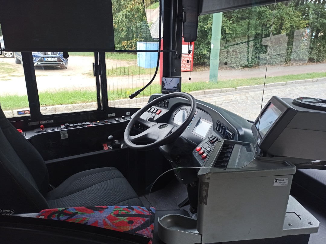 Gelenkobus Nr. 057 vom polnischen Typ Solaris Trollino 18 AC - Fahrerplatz