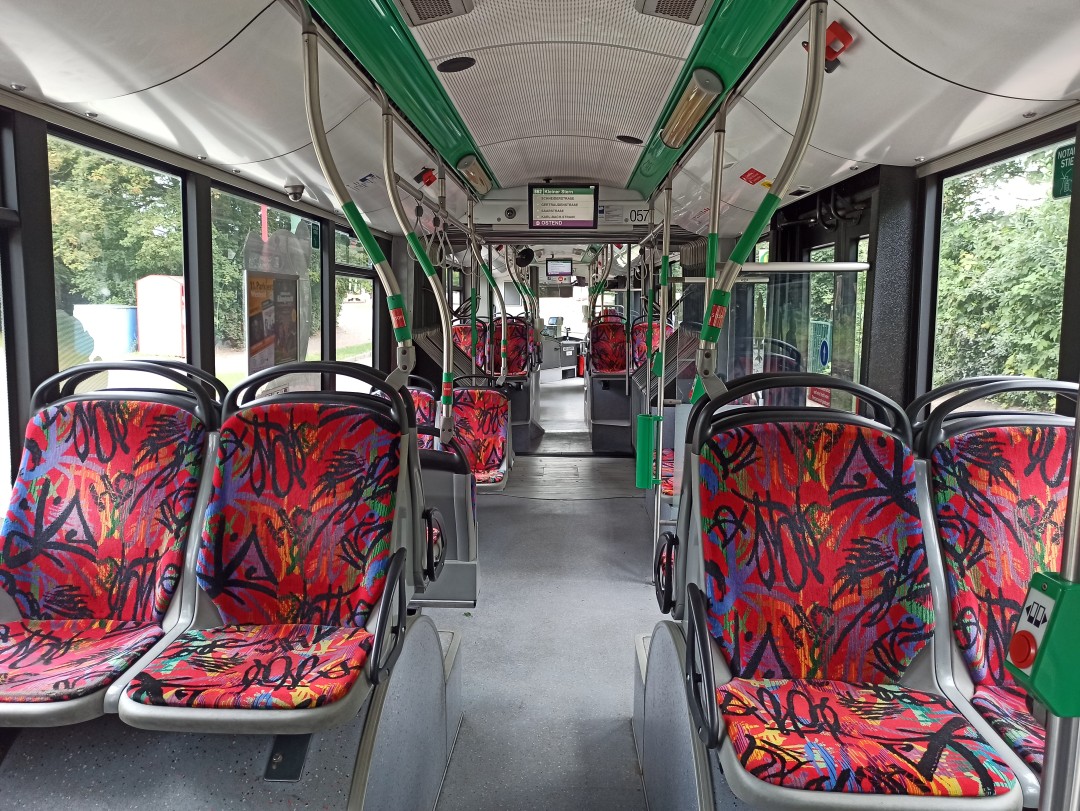 Gelenkobus Nr. 057 vom polnischen Typ Solaris Trollino 18 AC - Innenansicht von hinten nach vorn