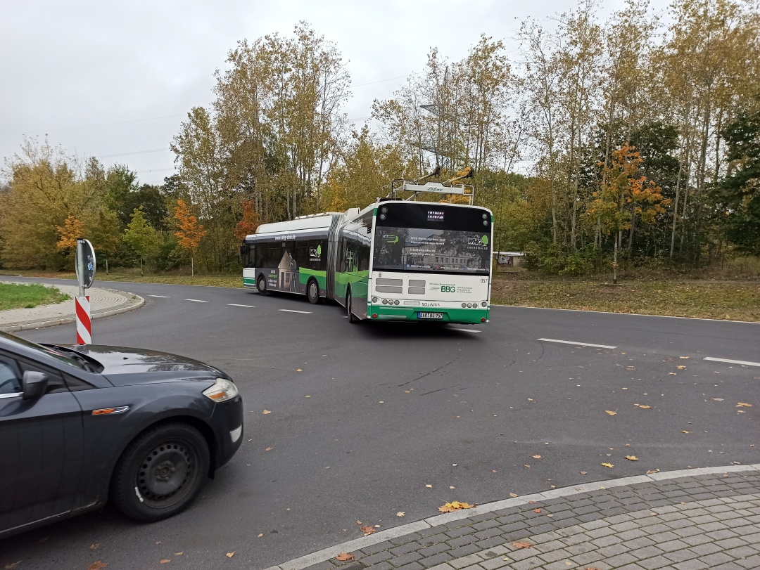 Gelenkobus 057 biegt in der Fritz-Weineck-Straße nach links in den Kopernikus-Ring ab