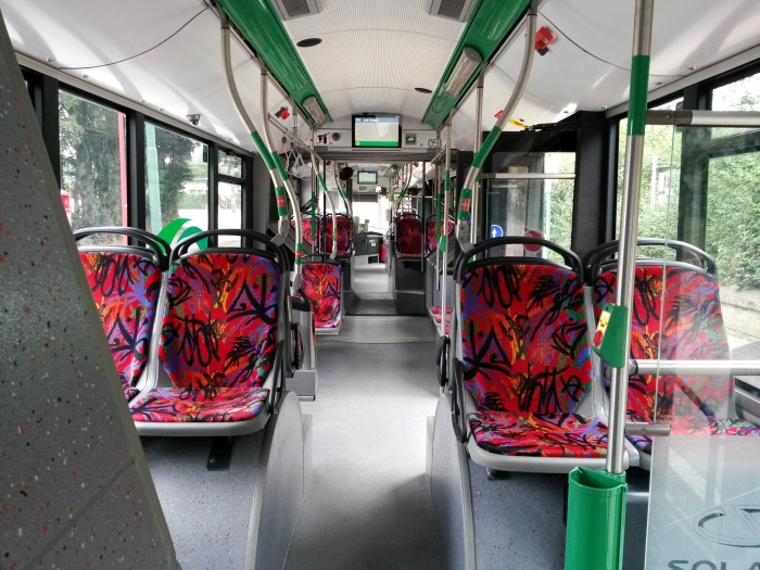 Gelenkobus Nr. 058 vom polnischen
Typ Solaris Trollino 18 AC - Innenansicht von hinten nach vorn