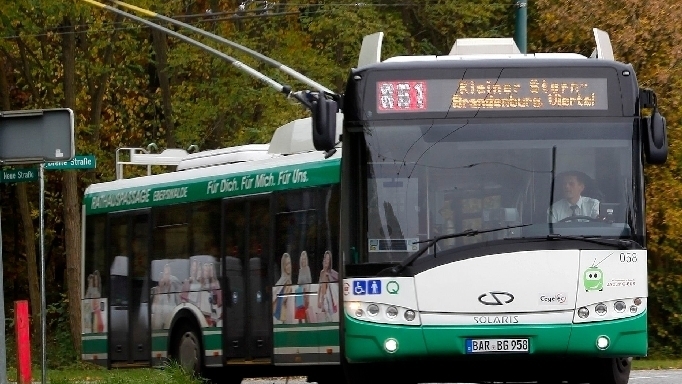 Mit Schwung um die Kurve: Ein Obus biegt von der Neuen in die Breite Straße ein. Diese Fahrtrichtung wird ab 9. Dezember nicht mehr bedient.