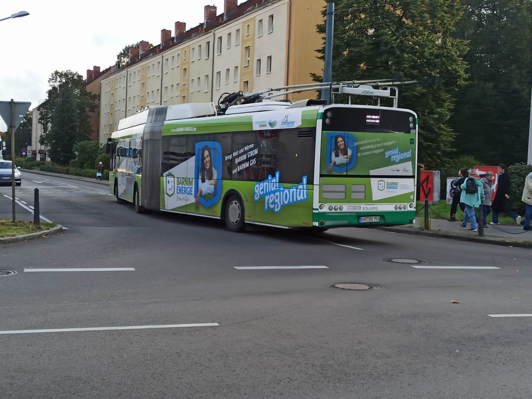 Gelenkobus 058 auf der Kreuzung Schönholzer Straße/Fritz-Weineck-Straße
