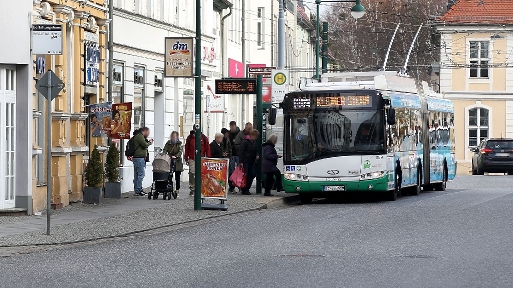 Andrang an der Haltestelle: Am Markt warten Passagiere auf das Einsteigen in den Obus. Das Foto ist am Vormittag entstanden. Die Zahl der Fahrgäste ist deutlich gestiegen.